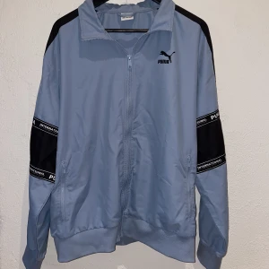 Puma jacka - Tunn puma jacka i nyskick, nästan aldrig använd. Storlek M.  