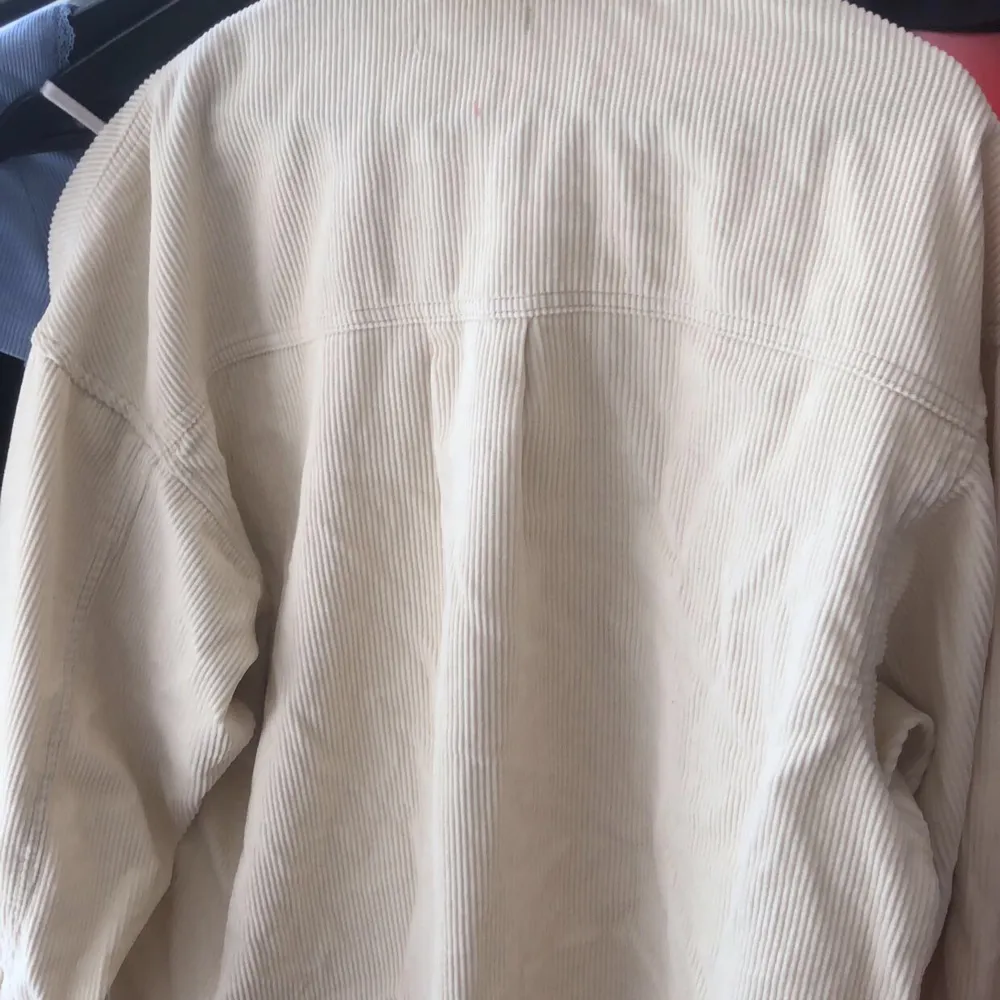 Helt oanvänd beige tygjacka elr skjorta i strlk S från Gina Tricot, säljer för jag aldrig använt. Kan mötas upp i Stockholm annars står jag inte för frakt. Jackor.