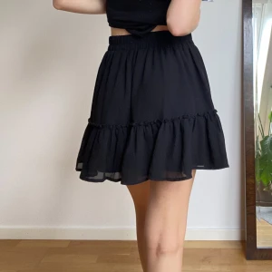 Svart volangkjol - Svart volangkjol storlek S🪷 Stretch i midjan så passar även större Använd en gång, bra skick