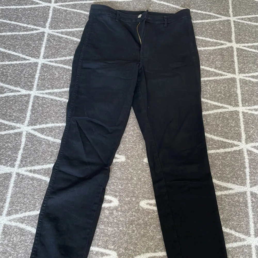 Ett par helt oanvända skinny jeans som har kvar sin svarta färg. I storlek CN 165/74A. Jeans & Byxor.