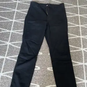 Ett par helt oanvända skinny jeans som har kvar sin svarta färg. I storlek CN 165/74A
