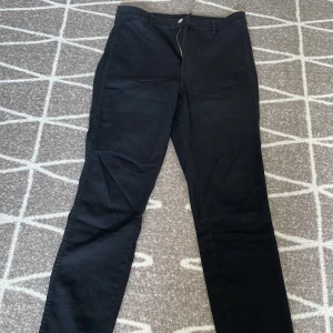 Oanvända skinny jeans - Ett par helt oanvända skinny jeans som har kvar sin svarta färg. I storlek CN 165/74A
