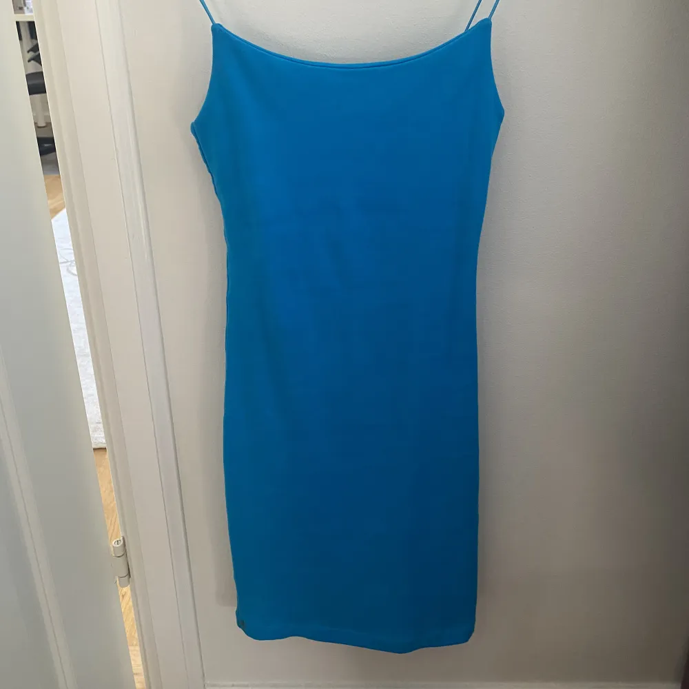 Nästintill oanvänd blå klänning från zara. Den har inga defekter, skriv om du vill ha fler bilder😊💕. Klänningar.