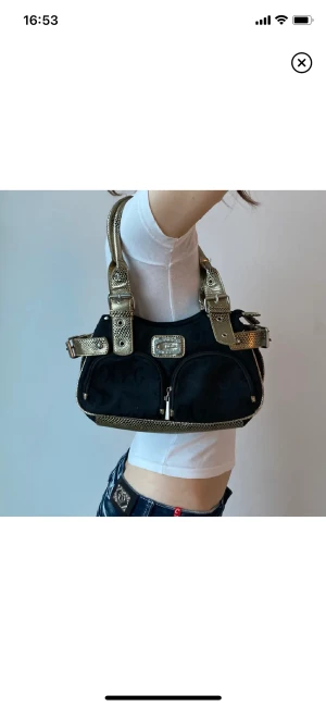 Guess väska - Guess väska i svart och guld/silver detalj  