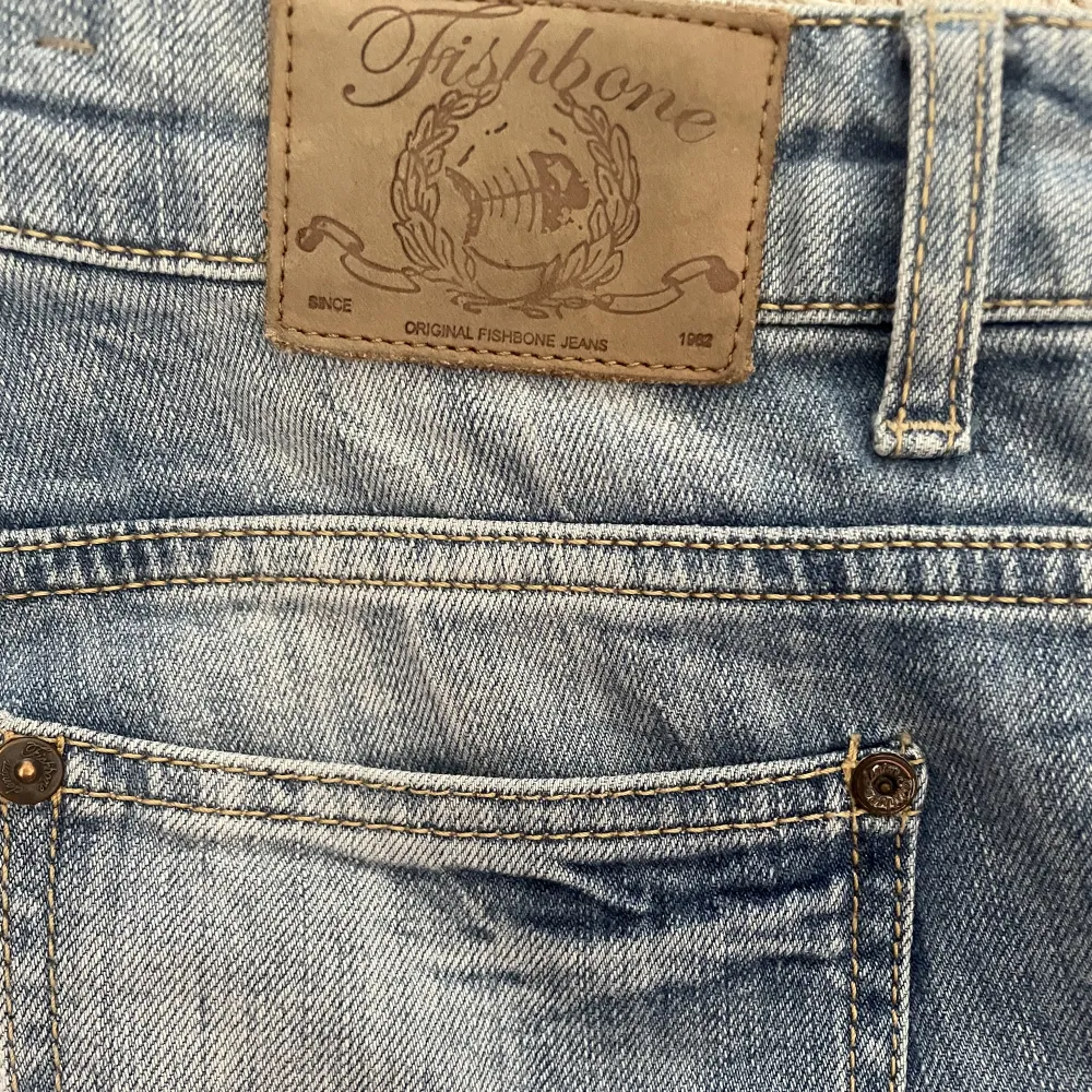 Lågmidjade jeans från Fishbone. Så fina men de kommer sällan till användning:(. Jeans & Byxor.
