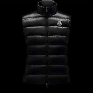 Moncler - Helt ny moncler väst😍 Bara att skriva om ni vill ha fler bilder osv!⚡️💛🙌🏻