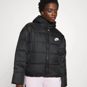 Nike jacka  - Super fin vinter jacka! Jag köpte den för 1149 kr! Jackan är i ganska bra skick då jag har användit den ganska många gånger💓skriv privat om ni vill ha mer bilder eller diskutera priset🤗👍🏻