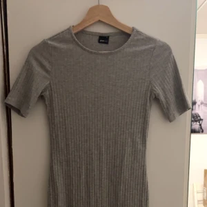 Grå Klänning från GinaTricot - Super fin klänning som är för liten för mig. har en slits längst ner och är sjukt fin.   Inga skador som fläckar eller annat.  Kan frakta. 