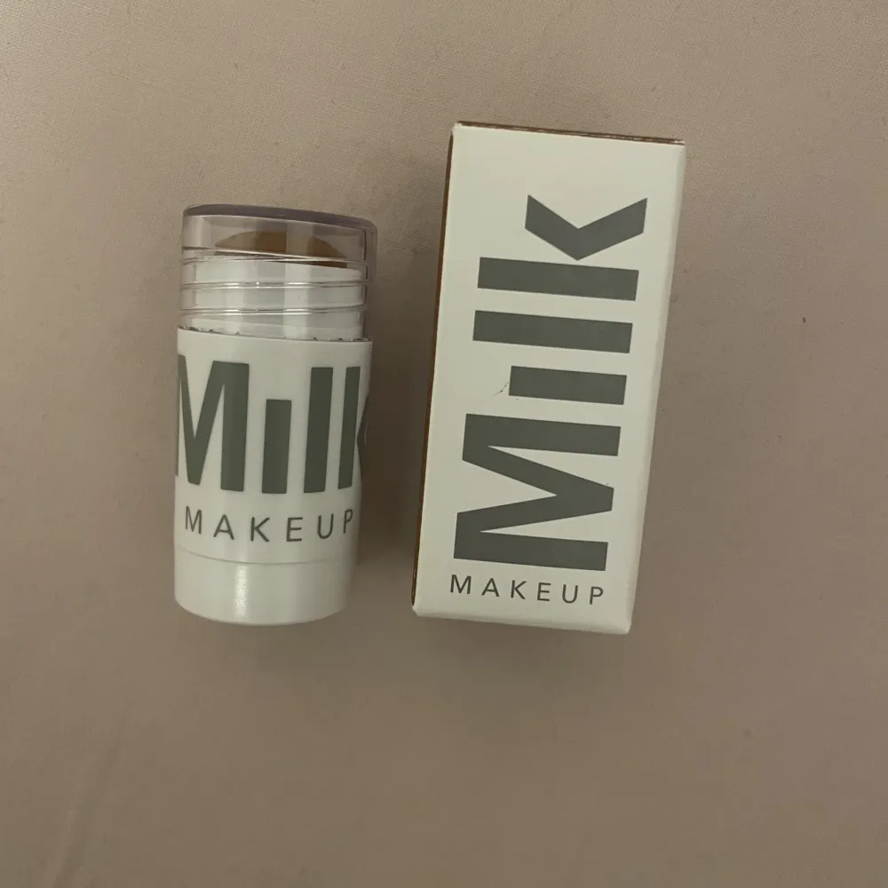 Helt oanvänd bronzer från milk makeup i färgen baked 💕Har endast tagit bort plastskyddet som sitter under locket, därav är ytan inte helt slät! Nypris 279kr, säljer för 160kr + frakt 🥰. Övrigt.