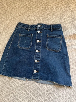 Jeans kjol - Jättesöt mörkblå jeanskjol från hm. Är i väldigt bra skick och säljs pga att den inte kommer till användning längre😊