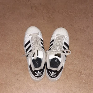 Adidas skor - Adidas superstar original i bra skick lite smutsiga men säljer dock dem är för stora 