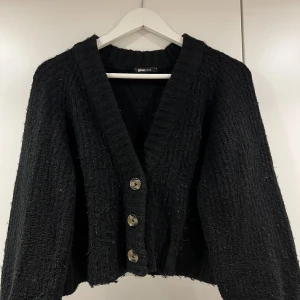 Stickad kofta  - Svart stickad kofta från Gina Tricot