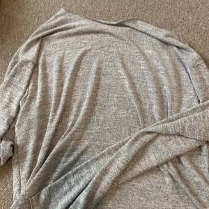 Tunnare långärmad tröja  - En tunn långärmad tröja, grå, storlek S Passar att ha på sommaren då den är så pass tunn att man ej blir varm.  Ej croppad  40kr plus frakt Skriv för fler bilder eller diskussion av pris osv💞