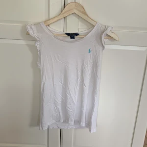 linen från Ralph Lauren  - vitt sommar linne från Polo Ralph Lauren, har använts ett antal gånger  Den är i storlek L i barn storlek (12-14)  Men passar mig som har S i vuxen