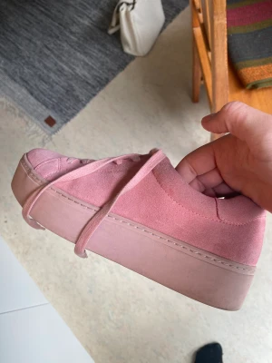 Rosa platåskor - Rosa platåskor från vagabond strl 39 använda fåtal gånger köpta för 1000kr 💕