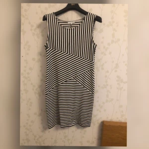 A linjeformad klänning  - Går precis innan knäna på mig (164 cm) sparsamt använd