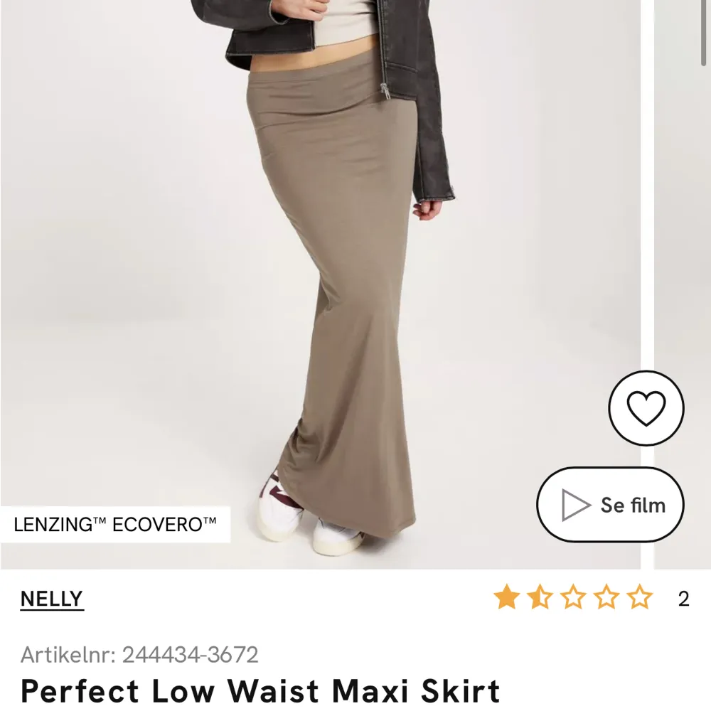 Lång low waisted kjol, sitter perfekt på mig som är 172cm. Lång i modellen! . Kjolar.