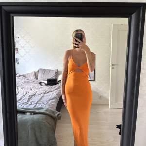 Säljer min fina orange klänning från Zara pågrund av att den har blivit liten. Den är lite längre. 