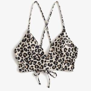 Säljer nu denna bikini topp i leopard mönster med knyte på ryggen. Helt oanvänd.✨ 20kr + frakt (kan diskuteras)☁️