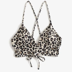 Bikini topp - Säljer nu denna bikini topp i leopard mönster med knyte på ryggen. Helt oanvänd.✨ 20kr + frakt (kan diskuteras)☁️