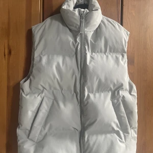 Väst - Säljer denna helt oanvända och supersnygga väst från h&m. Säljer pågrund av köpt i fel storlek. Skriv för frågor✨