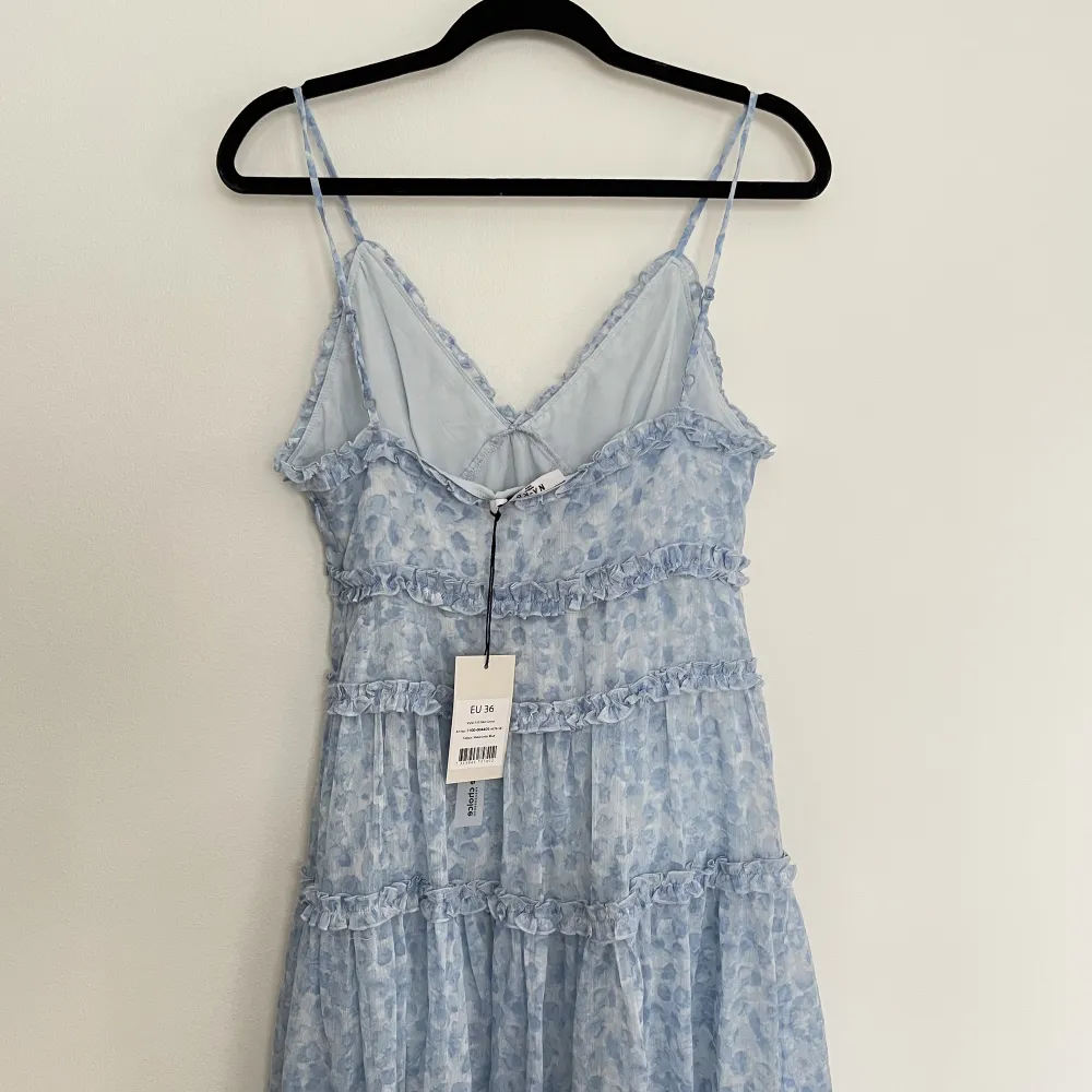 Ljusblå söt liten klänning från NA-KD i storlek 36. Aldrig använd, endast provad!. Klänningar.
