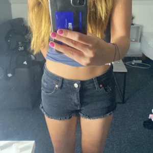 Lågmidja - Säljer dessa jätte snygga lågmidjade jeans shorts då de blivit lite för små💕💕💕