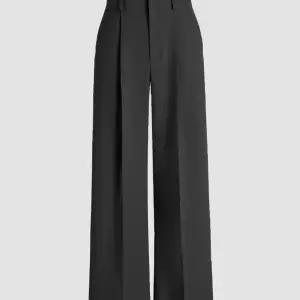 (LÅNADE BILDER) Svarta breda kostymbyxor dom aldrig är använda, prislapp kvar. För långa på mig (är 167 cm)