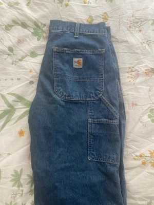 Carhartt jeans🤩 - Mina carhartt byxor som jag tyvärr inte använder längre! Dom är väldigt baggy och är rätt långa på mig som är 177 cm lång!💕 frakten ingår i priset🫶🏼
