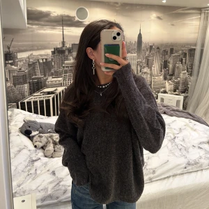 Stickad tröja  - Mysig grå stickad tröja i storlek m men passar mig fint som har xs! Den är i bra skick och verkligen perfekt till höst/vinter 😍