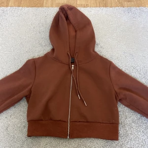 Hoddie - Hoddie i brun, själv älskar jag färgen 😍