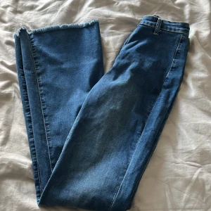 Bootcut Jeans - Fina höga Jeans från SHEIN- inte använd.  Byxan är i storlek 28 men skulle säga en i S-M skulle passa. Formar rumpan och midjan så snyggt. Jag är 161 och dom är långa på mig, skulle säga upp till 169 skulle de passa. 