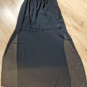 Svart kjol ifrån H&M, divided. St 38 - Svart kjol med slits och kort underkjol🫶, har typ aldrig använt, tryck gärna på "köp nu"👍