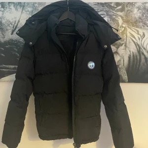 Trapstar Jacka Storlek S - Säljer min Trapstar jacka då den inte kommer till användning. Jackan är i bra skick. Den är i storlek S men den är insydd. Givetvis äkta, kvitto finns! Pris kan diskuteras vid snabb affär!