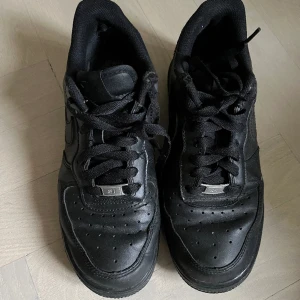 Air force säljes! Storlek 38 - Hej, säljer ett par air force, st 38. Notera hål i hälen - därav lågt pris! 