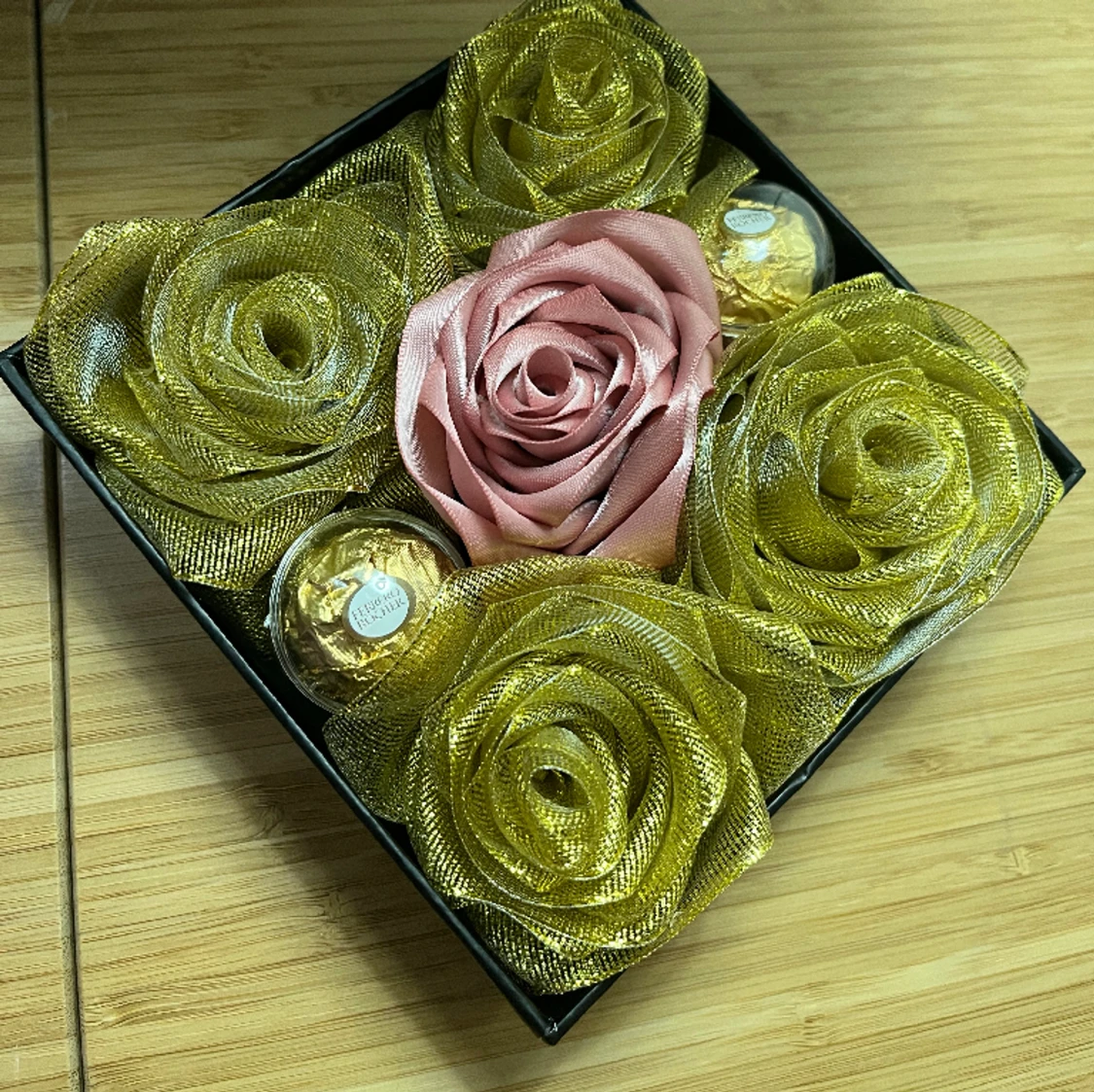 Box med choklad och blommor  - 90