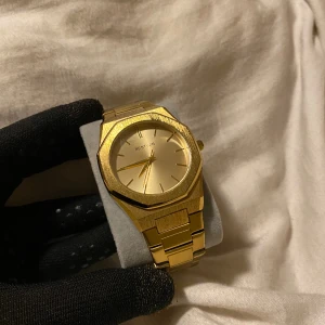 Bestwin klocka  -  Fin och fräsch guldklocka i bra skick den passar bra till finare tillfällen och storleken är justerbar