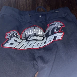 En fin bra pris byxa - Trapstar/shooters byxor i stolk M jag har bara använd dem en gång 
