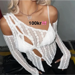 Vit topp - Säljer denna super fina topp köpt här på Plick 🥰 Säljer då den inte riktigt passa mig som jag hade tänkt! Det är storlek M men jag skulle säga att den även passar utmärkt till S!  Inga slitningar eftersom den aldrig är använd ☺️ Från: Shein (bra kvalite)