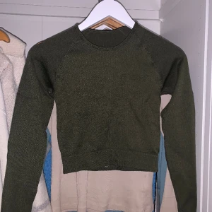 Kroppad träningströja - Aldrig använd! Är i storlek xs💞 på bilden ser materialet på tröjan lite konstig ut men det är bara för att jag hade blixt på kameran