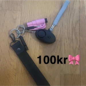 Nyckelring med skydd - Nyckelring med visselpipa, kniv som man skär av bälten med, kula som kan krossa rutor med & ett stort alarm! Tror även det finns en ficklampa 🔦  Köpt här på Plick men kommer som tur av inte till användning 