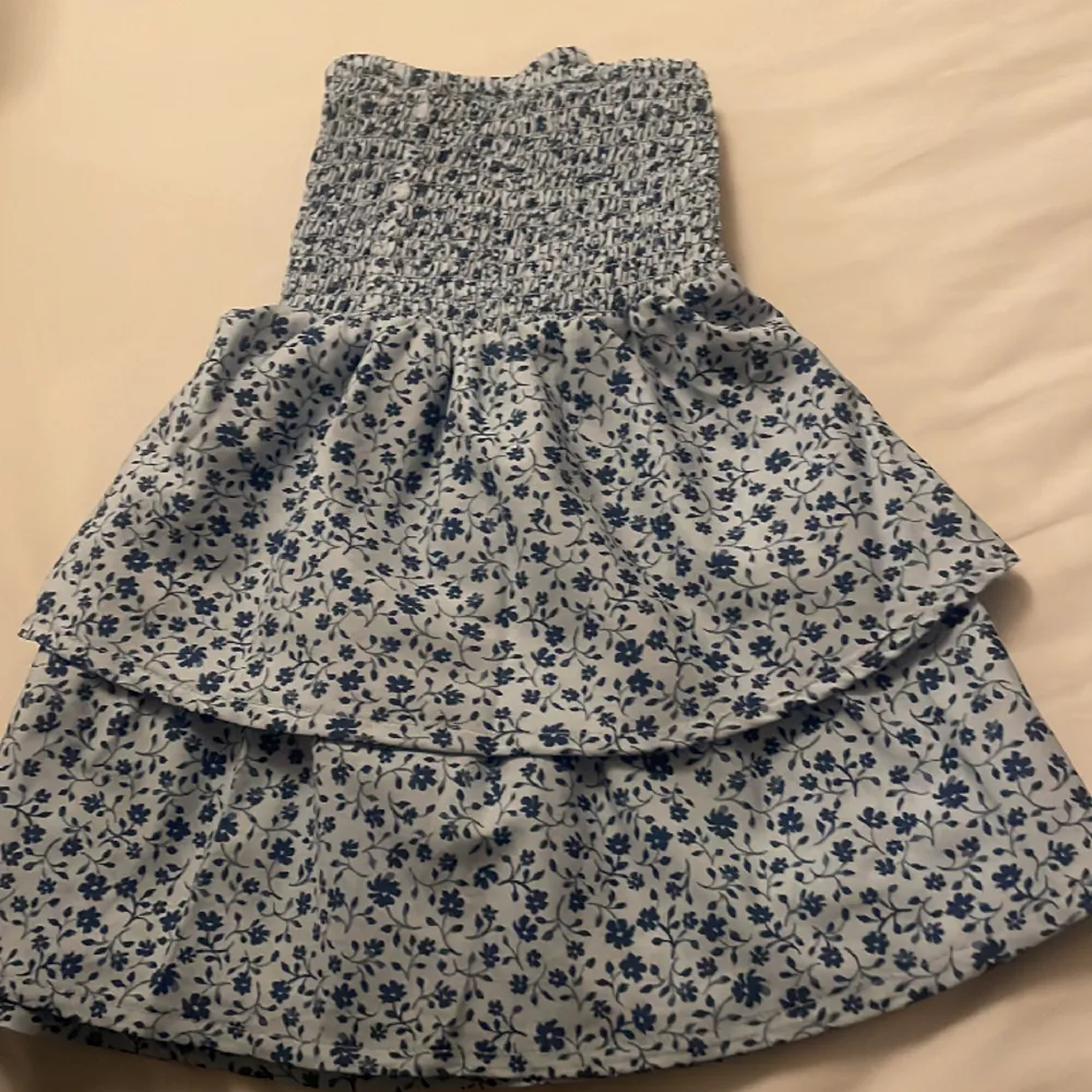 Jätte fin blå blommig kjol från gina Young. Säljer pga att den är för liten för mig 💘. Kjolar.