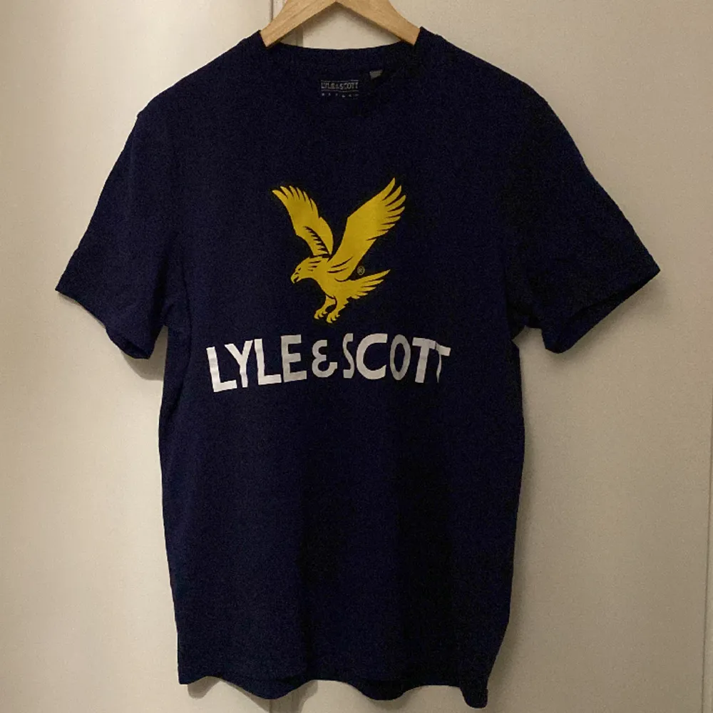 Marin blå Lyle & Scott t-shirt i bra skick, storlek L men passar även M. T-shirts.