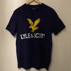 Marin blå Lyle & Scott t-shirt i bra skick, storlek L men passar även M