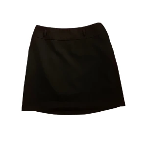 Kort kjol - Gammal H&M kjol köpt secondhand, kort. Skriv för fler bilder, pris går att diskutera ! Står storlek 40, men passar s/m.