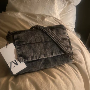 Jeans väska  - Super fin jeans väska! ALDRIG använd därav lappen kvar och fylld med ”pap”