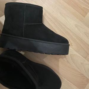 Platform skor - Svarta fake platå ugg, motsvarar classic mini platform. De är i nyskick, storlek 39❤️❤️