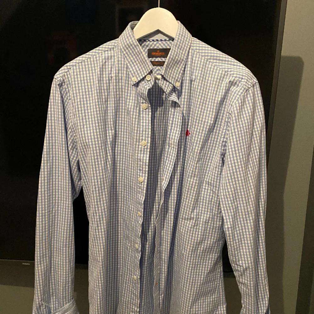 2 st Morris skjortor i storlek L, båda för 650kr eller 350 styck. Skjortor.
