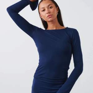 En tajt mörkblå tröja från Gina tricot som är en ”dupe”på den från intmissimi ❤️🎉Strl xs och helt oanvänd för jag har redan en exakt likadan som jag fick på min födelsedag 🎁 