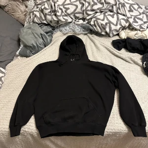 Hoodie Bikbok  - Svart hoodie från bilbok, i fint skick.  Storlek S 